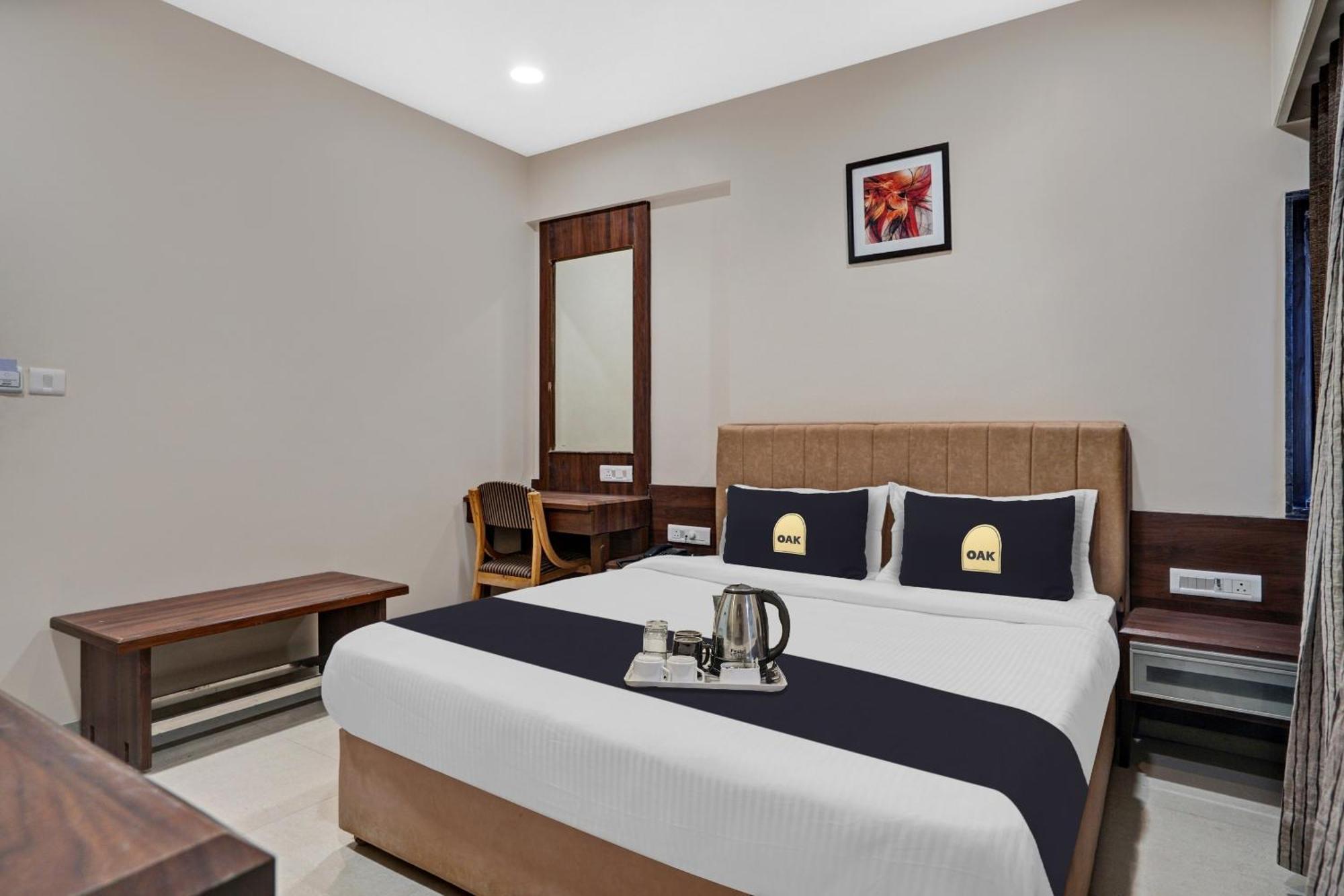 Clubhouse Hotel Raajpath Vadodara Dış mekan fotoğraf