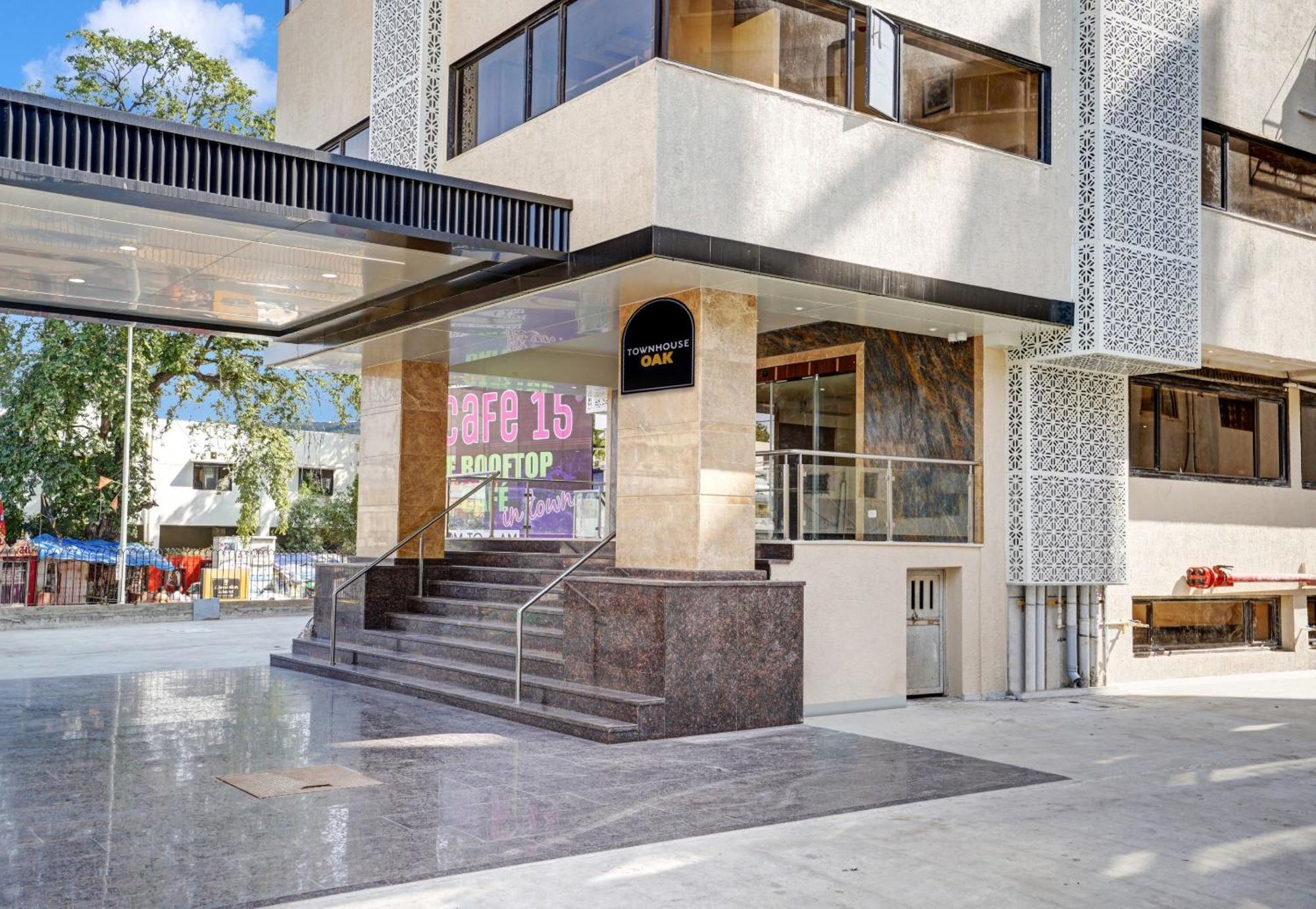 Clubhouse Hotel Raajpath Vadodara Dış mekan fotoğraf