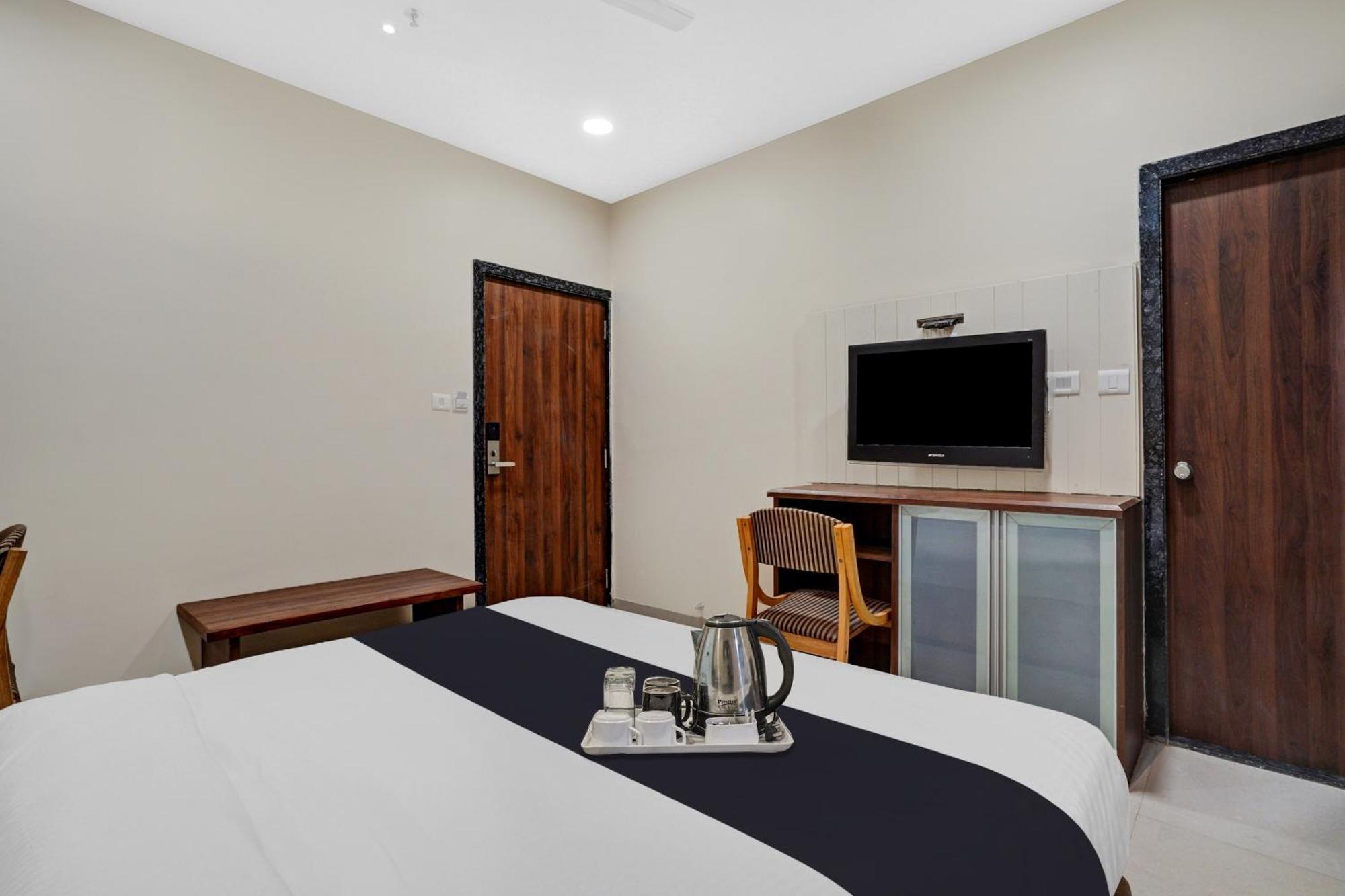 Clubhouse Hotel Raajpath Vadodara Dış mekan fotoğraf