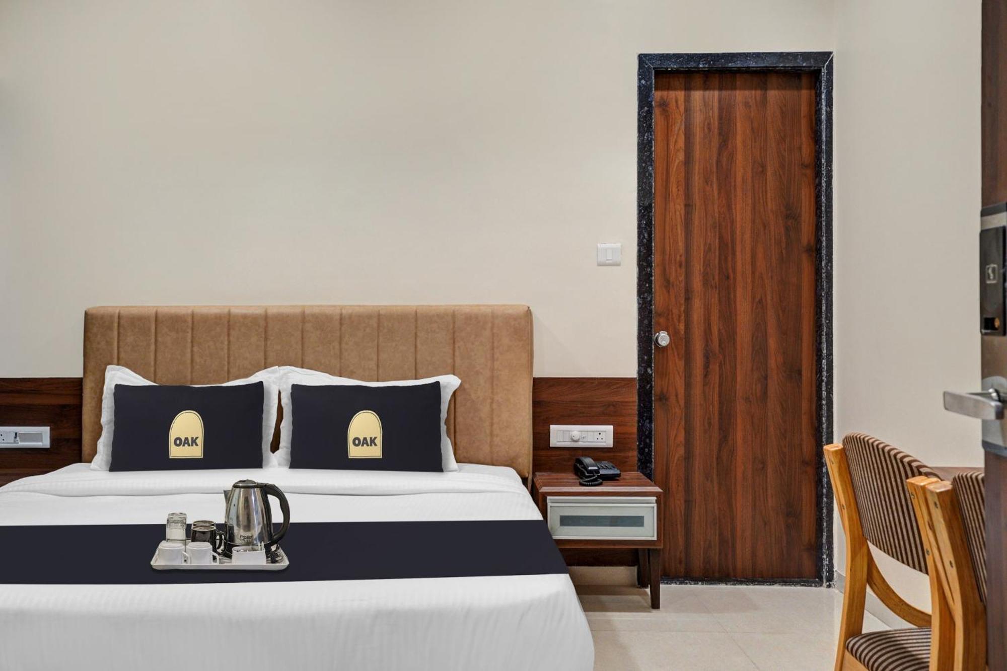 Clubhouse Hotel Raajpath Vadodara Dış mekan fotoğraf