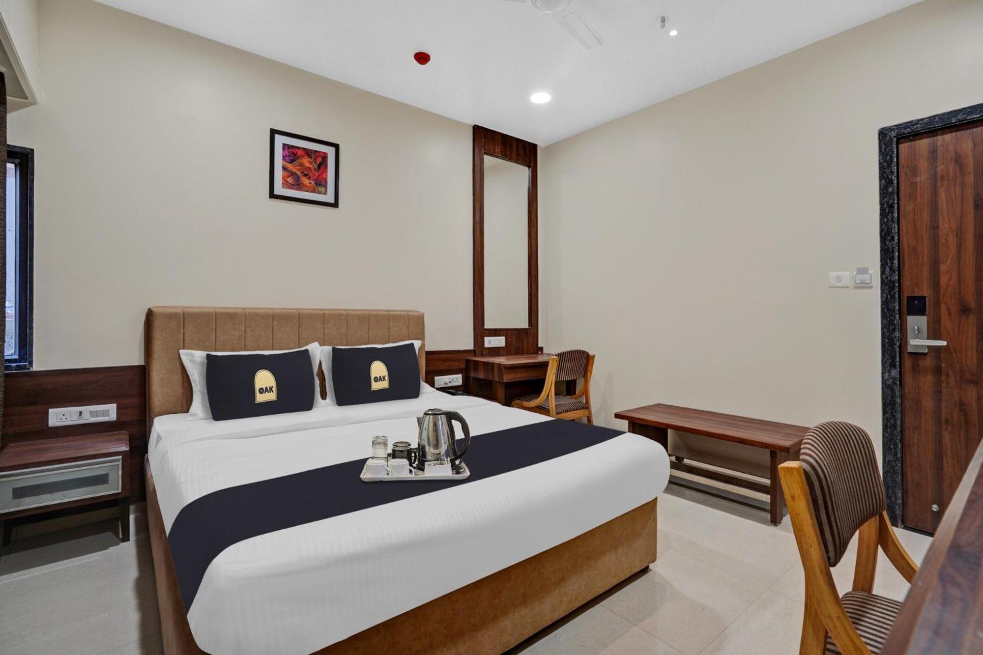 Clubhouse Hotel Raajpath Vadodara Dış mekan fotoğraf