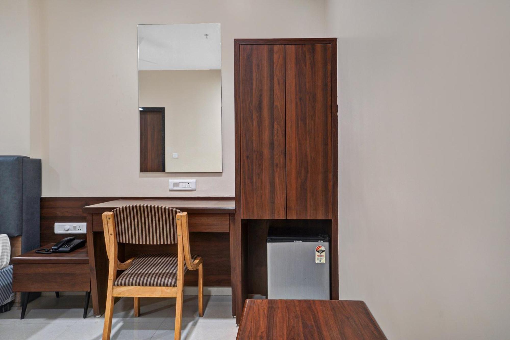 Clubhouse Hotel Raajpath Vadodara Dış mekan fotoğraf