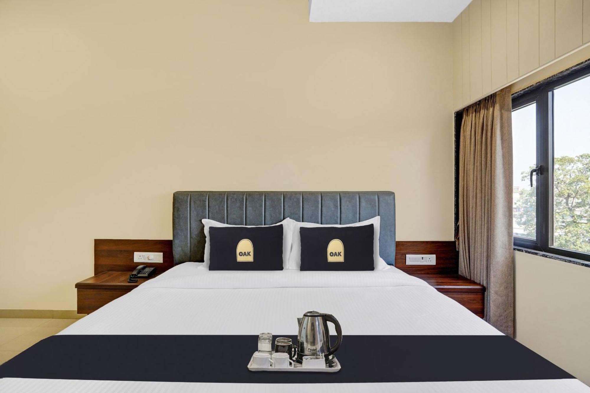 Clubhouse Hotel Raajpath Vadodara Dış mekan fotoğraf