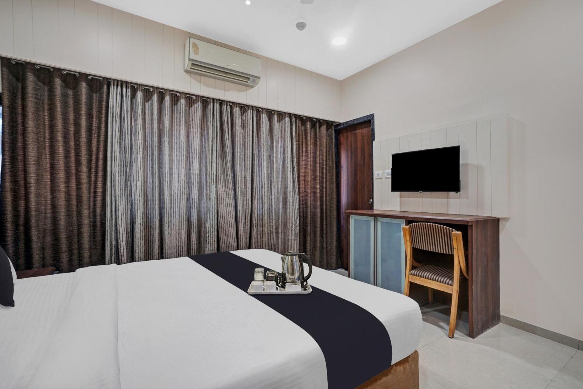 Clubhouse Hotel Raajpath Vadodara Dış mekan fotoğraf