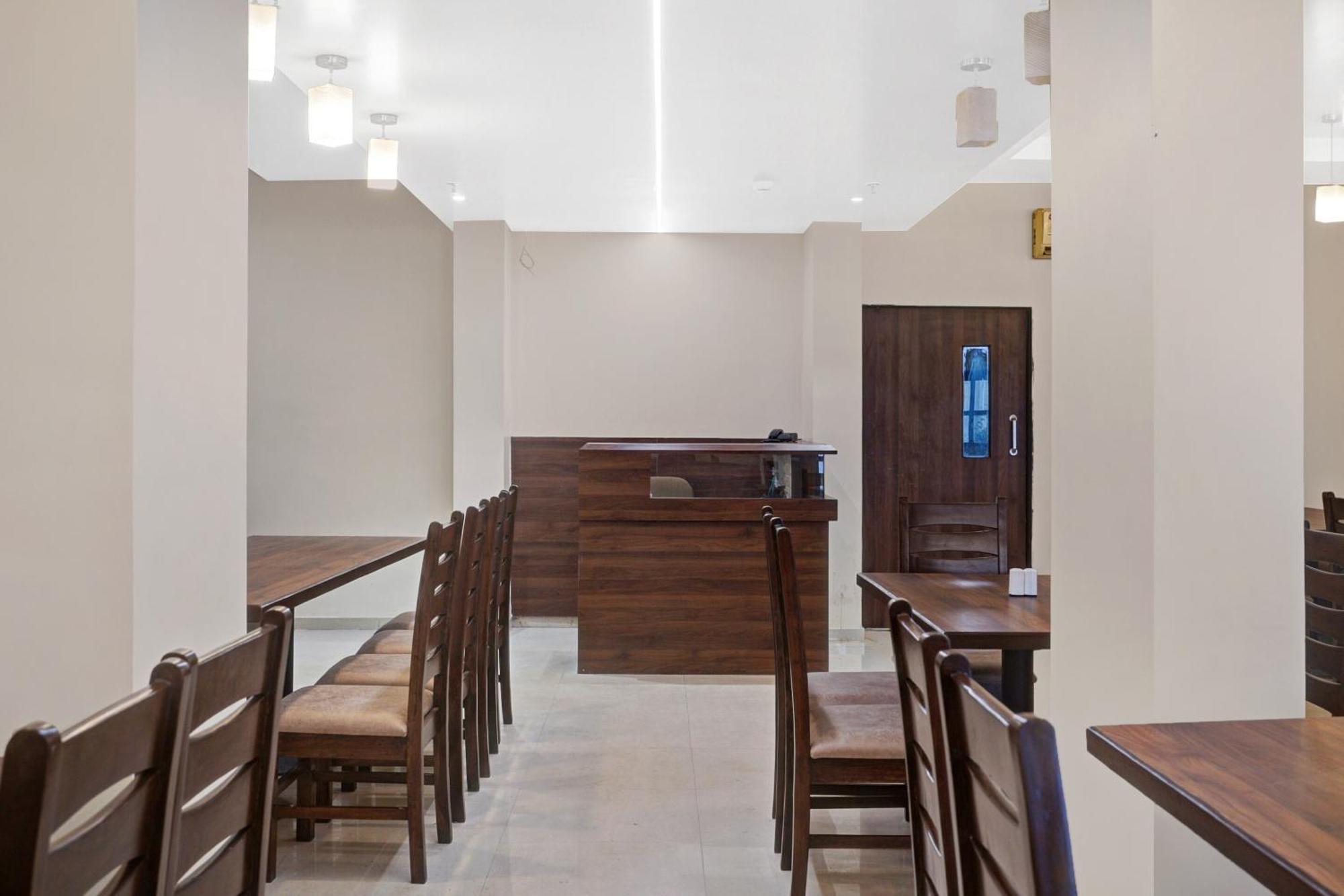 Clubhouse Hotel Raajpath Vadodara Dış mekan fotoğraf