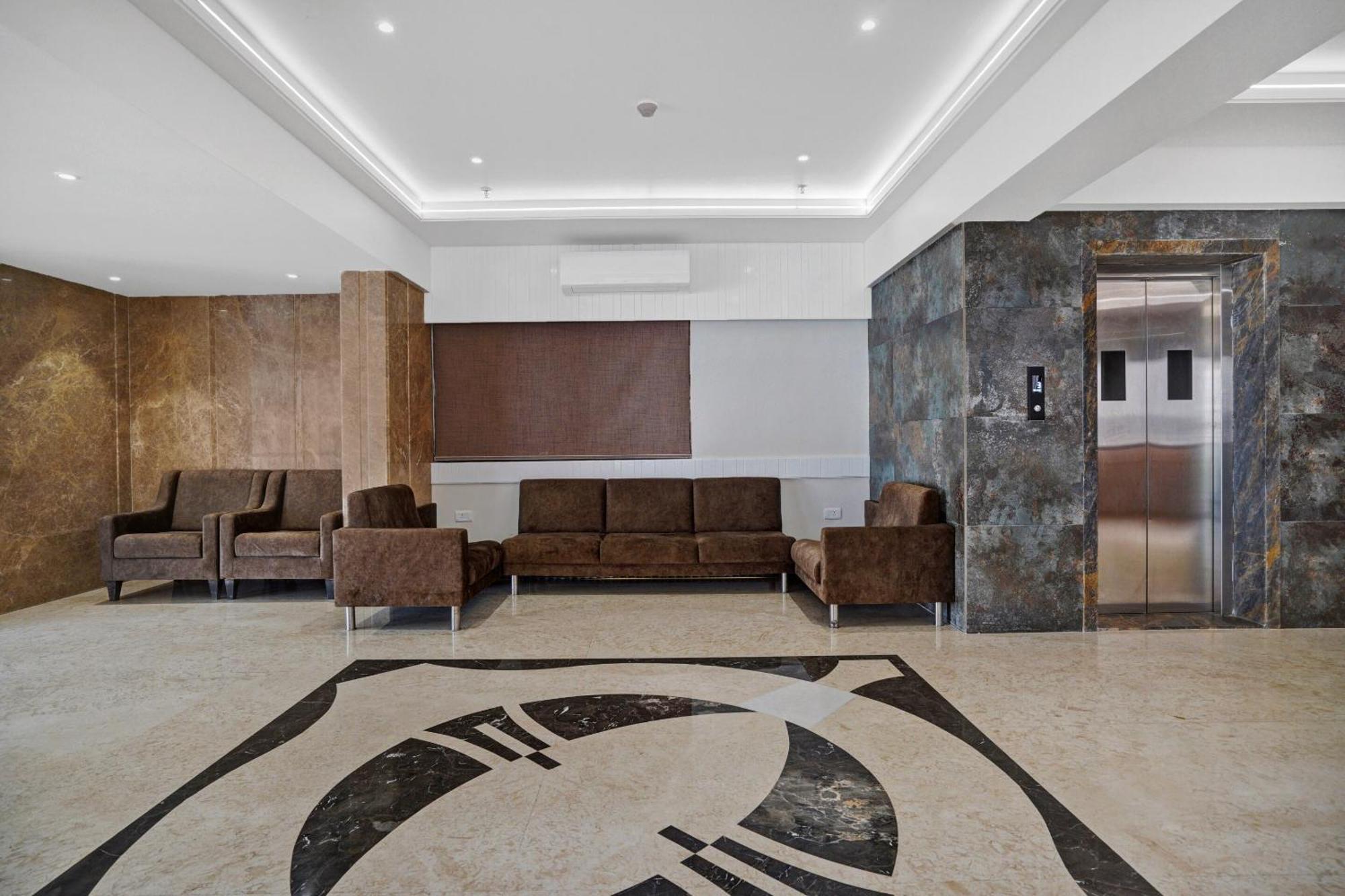 Clubhouse Hotel Raajpath Vadodara Dış mekan fotoğraf