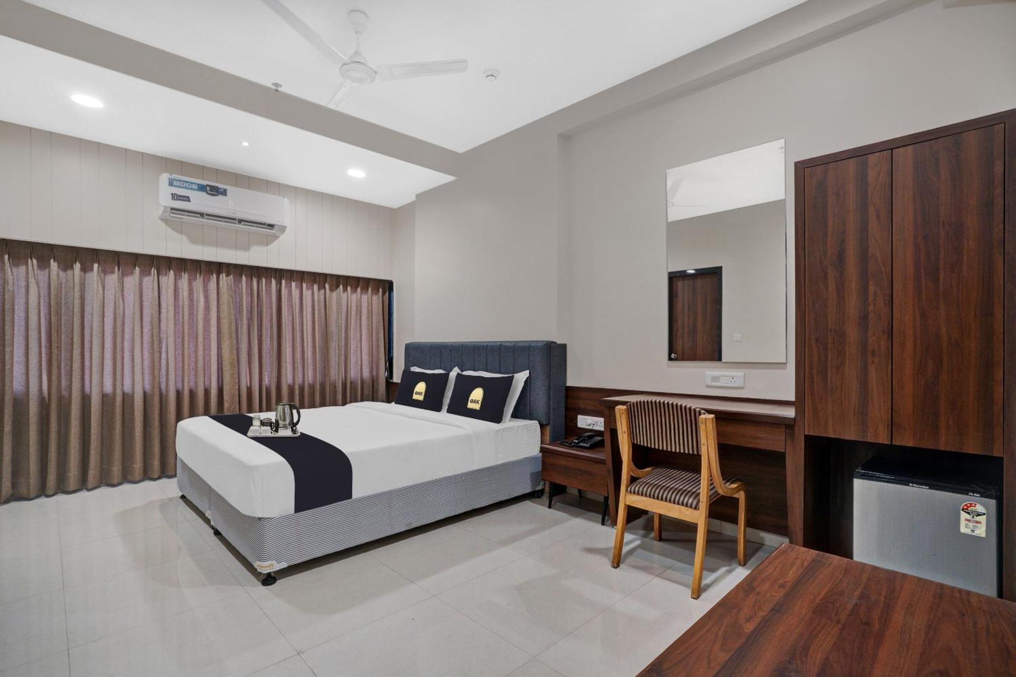 Clubhouse Hotel Raajpath Vadodara Dış mekan fotoğraf