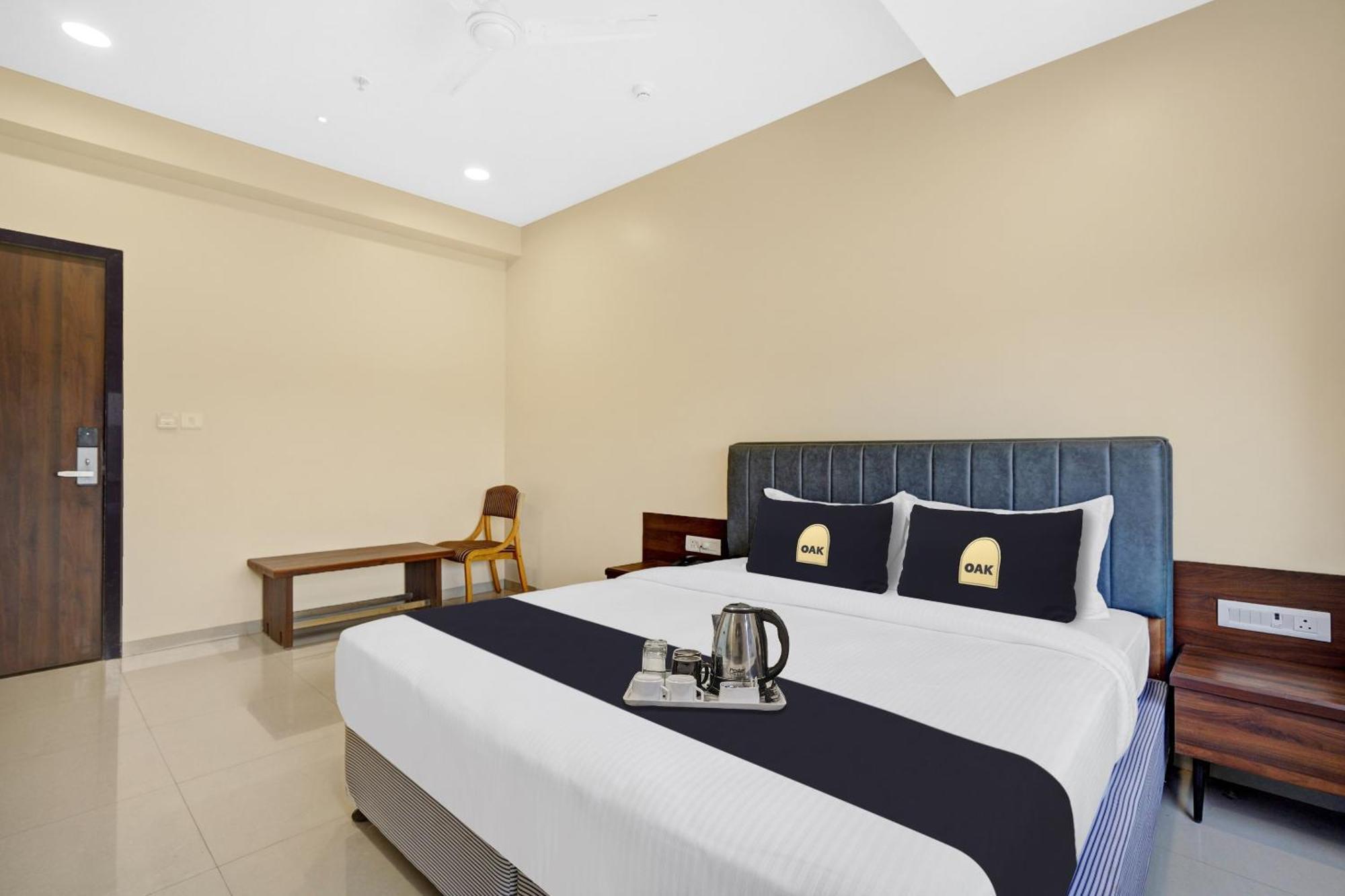 Clubhouse Hotel Raajpath Vadodara Dış mekan fotoğraf