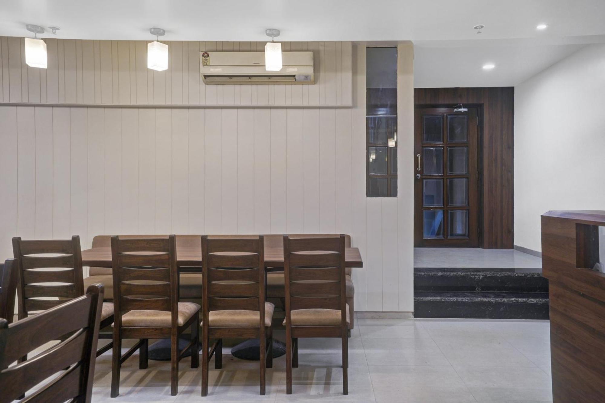 Clubhouse Hotel Raajpath Vadodara Dış mekan fotoğraf