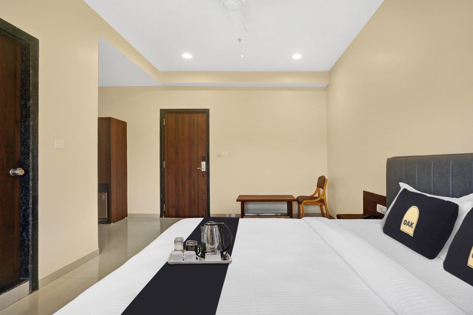 Clubhouse Hotel Raajpath Vadodara Dış mekan fotoğraf