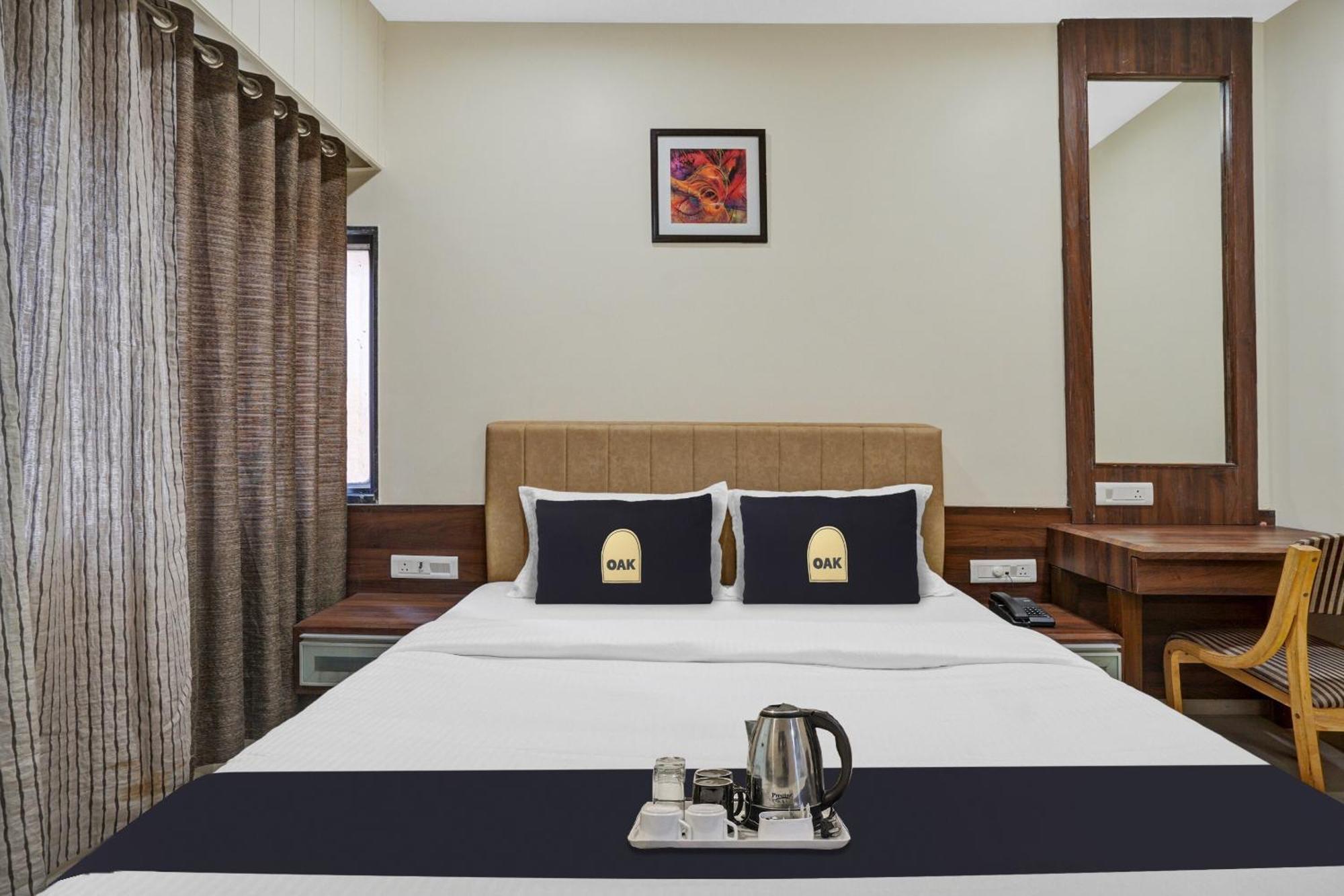 Clubhouse Hotel Raajpath Vadodara Dış mekan fotoğraf