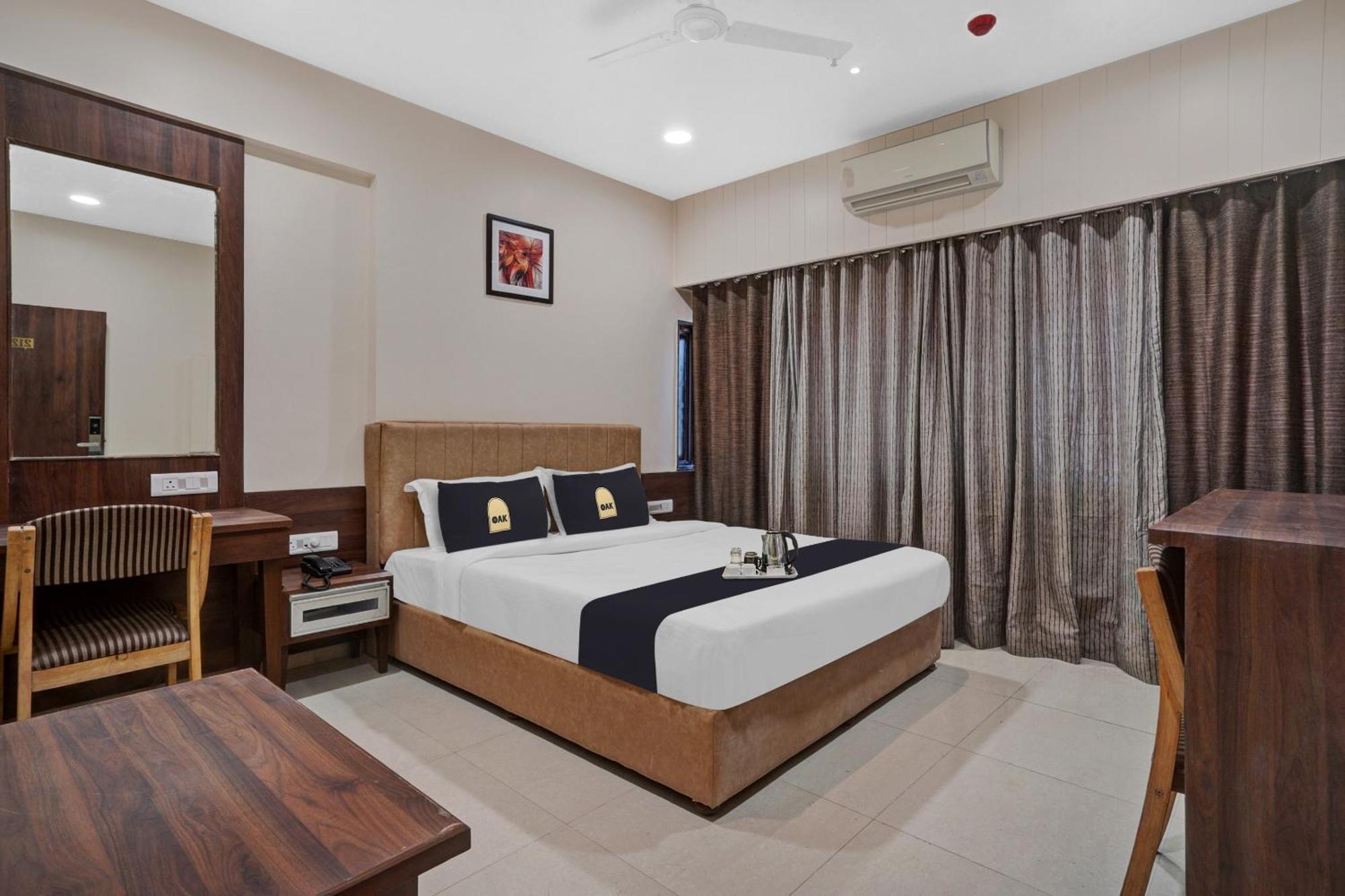 Clubhouse Hotel Raajpath Vadodara Dış mekan fotoğraf