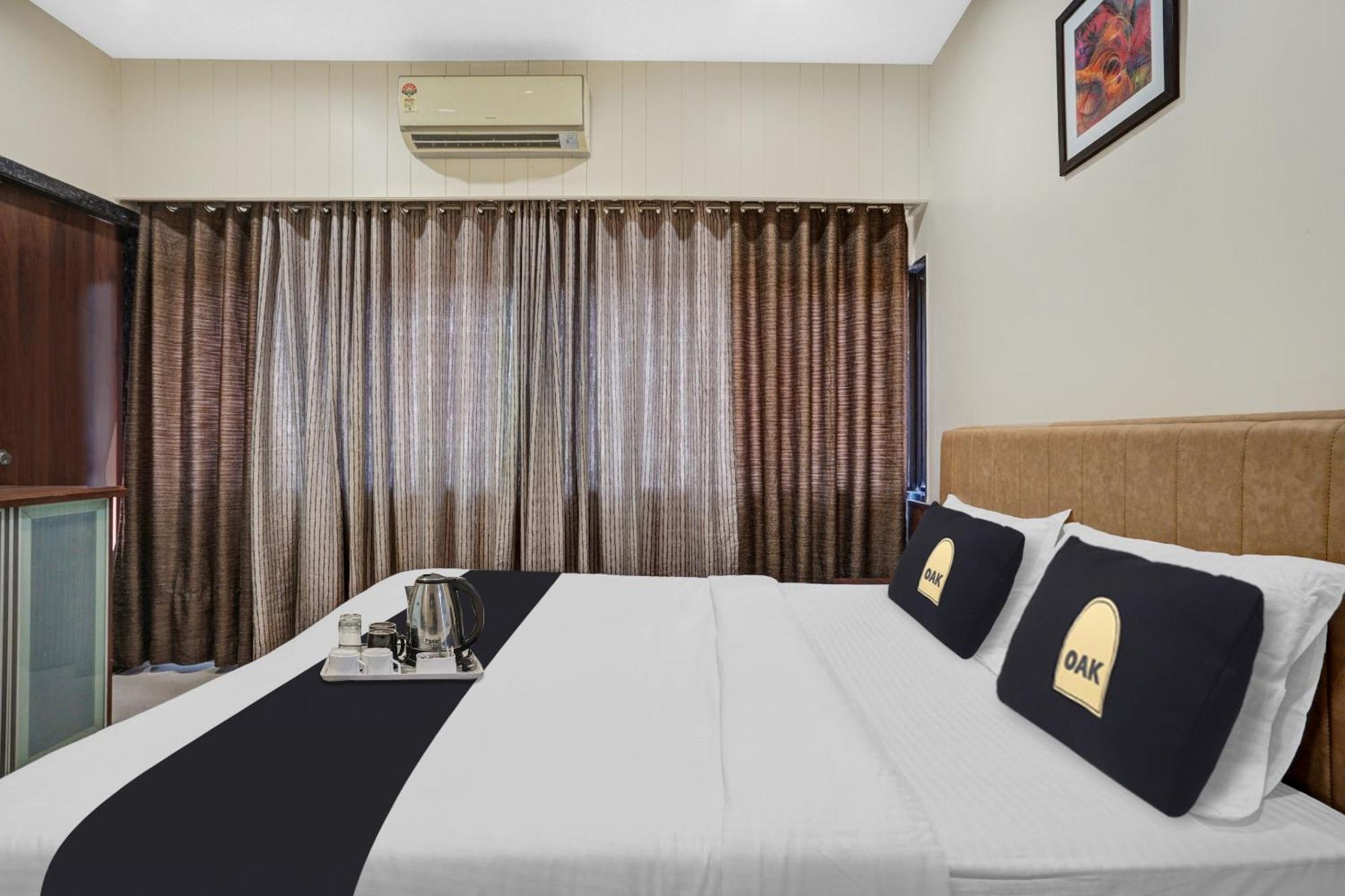Clubhouse Hotel Raajpath Vadodara Dış mekan fotoğraf