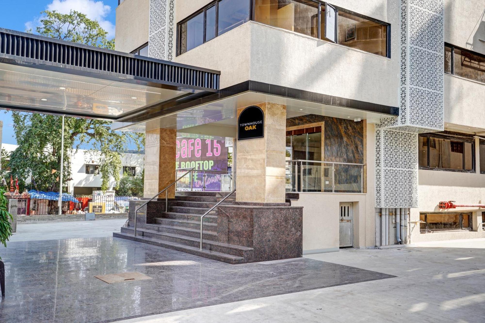 Clubhouse Hotel Raajpath Vadodara Dış mekan fotoğraf