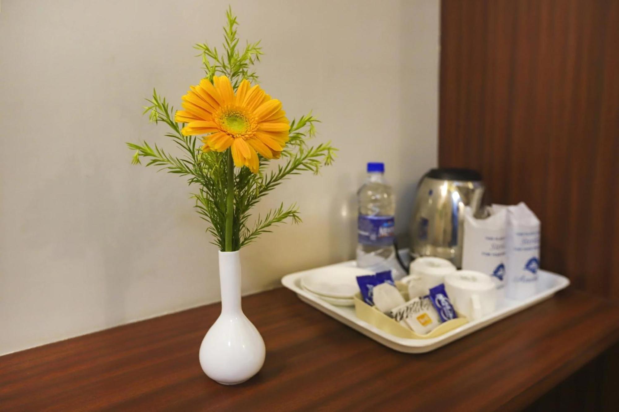 Clubhouse Hotel Raajpath Vadodara Dış mekan fotoğraf