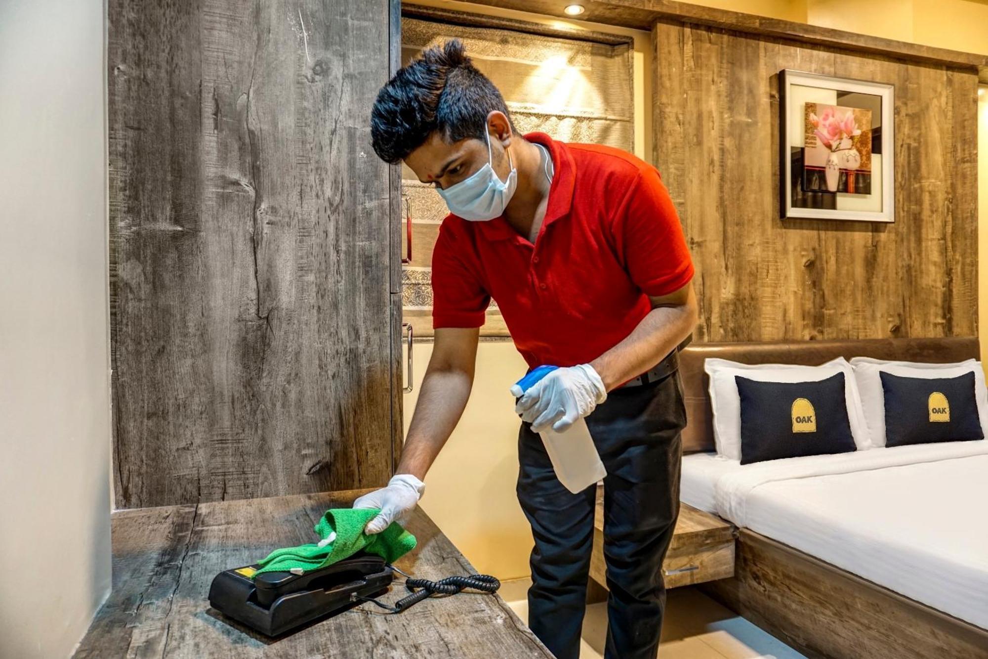 Clubhouse Hotel Raajpath Vadodara Dış mekan fotoğraf