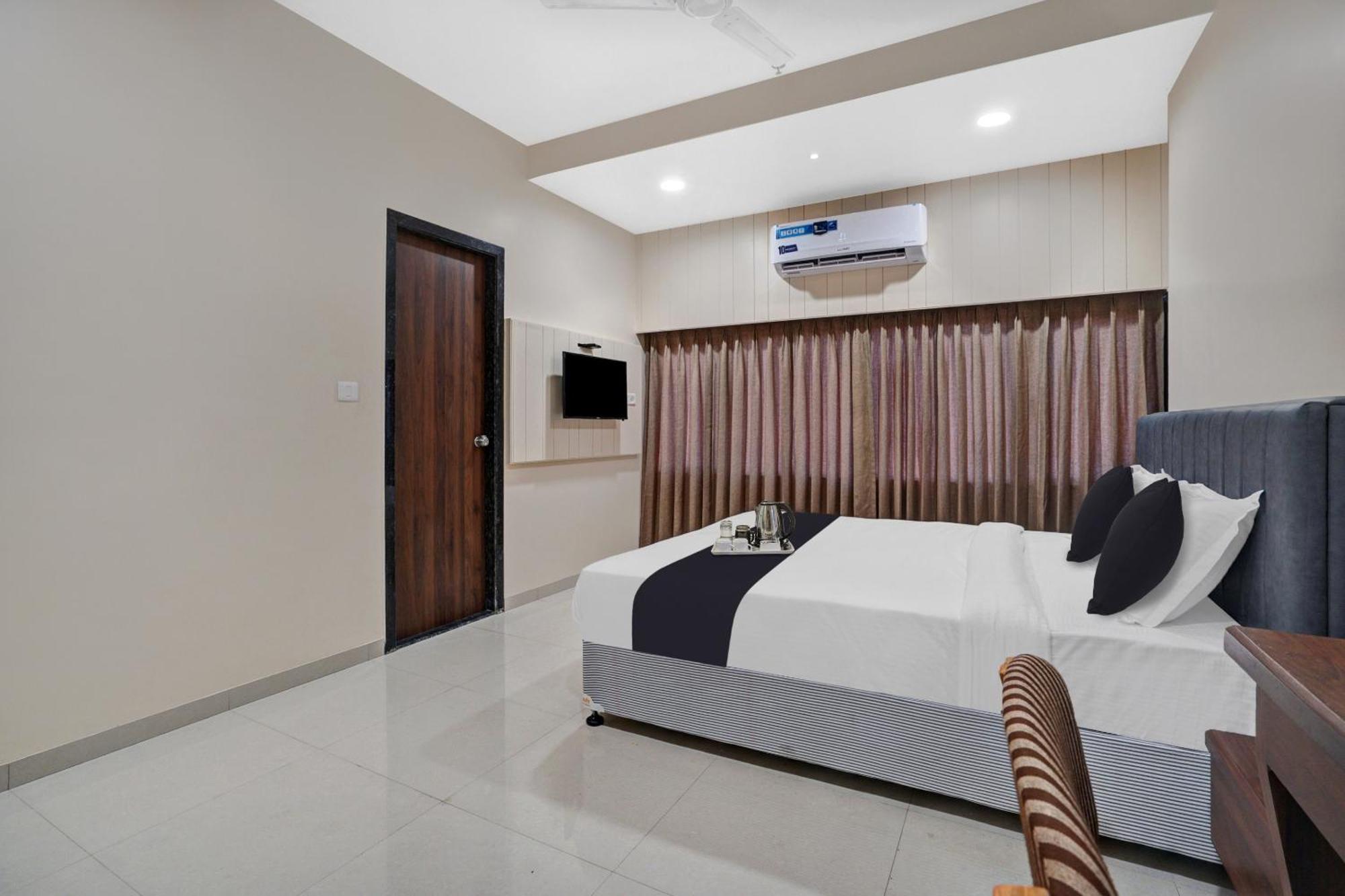 Clubhouse Hotel Raajpath Vadodara Dış mekan fotoğraf