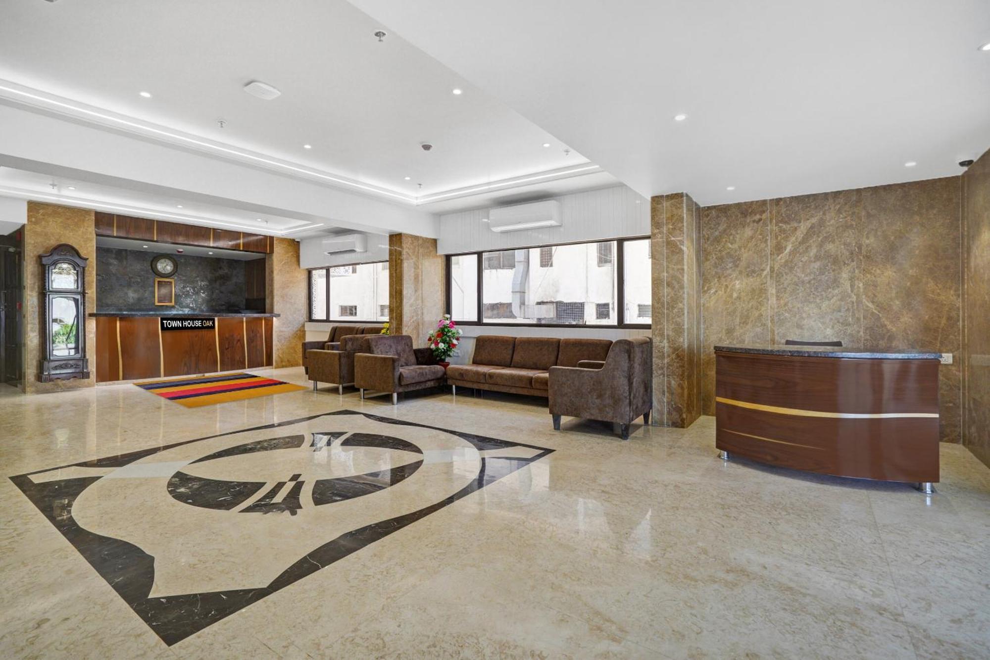 Clubhouse Hotel Raajpath Vadodara Dış mekan fotoğraf