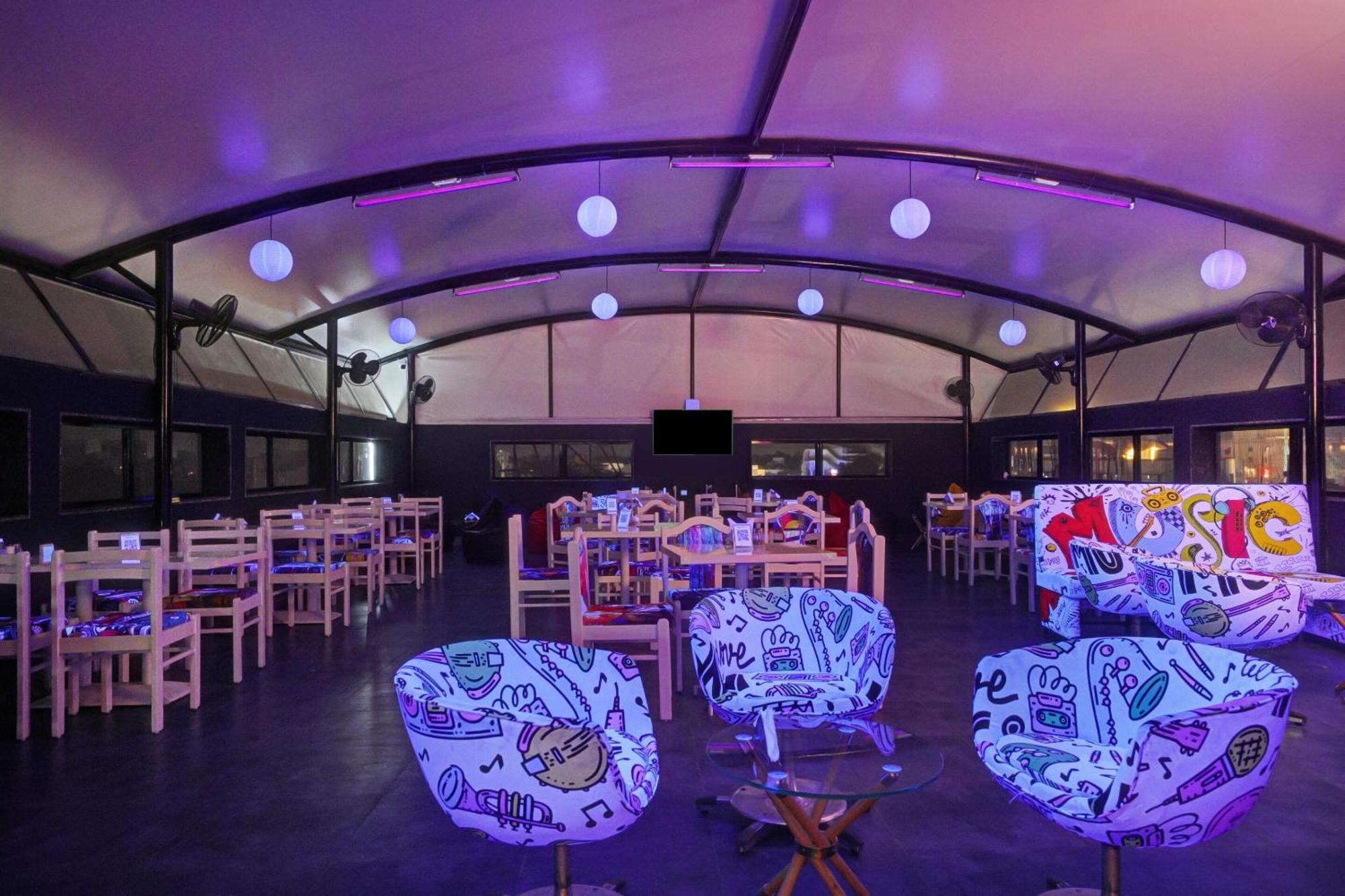 Clubhouse Hotel Raajpath Vadodara Dış mekan fotoğraf