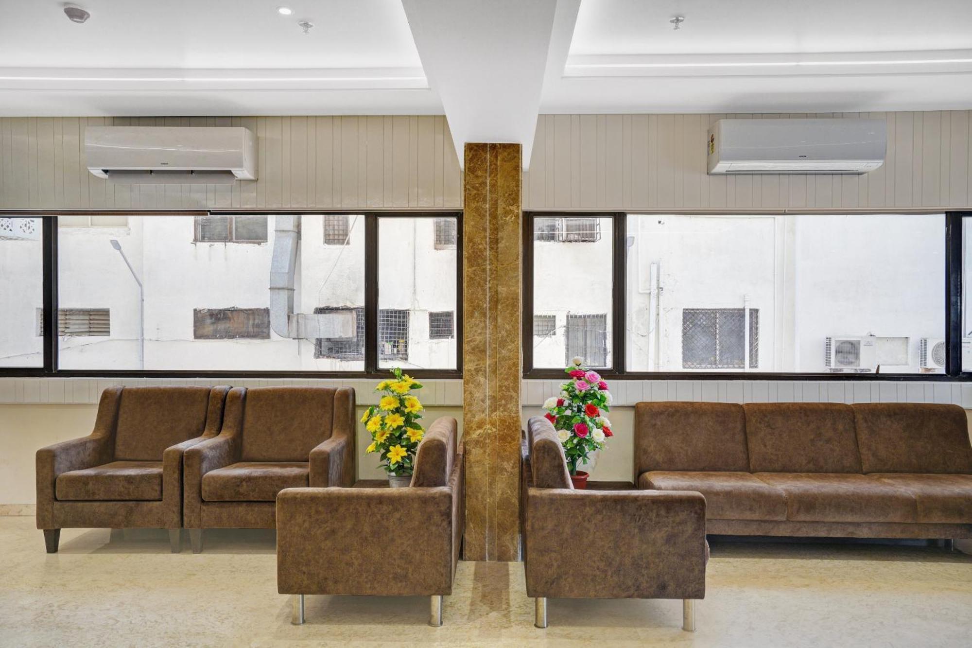 Clubhouse Hotel Raajpath Vadodara Dış mekan fotoğraf