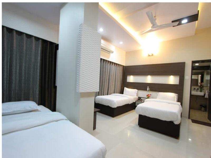 Clubhouse Hotel Raajpath Vadodara Dış mekan fotoğraf