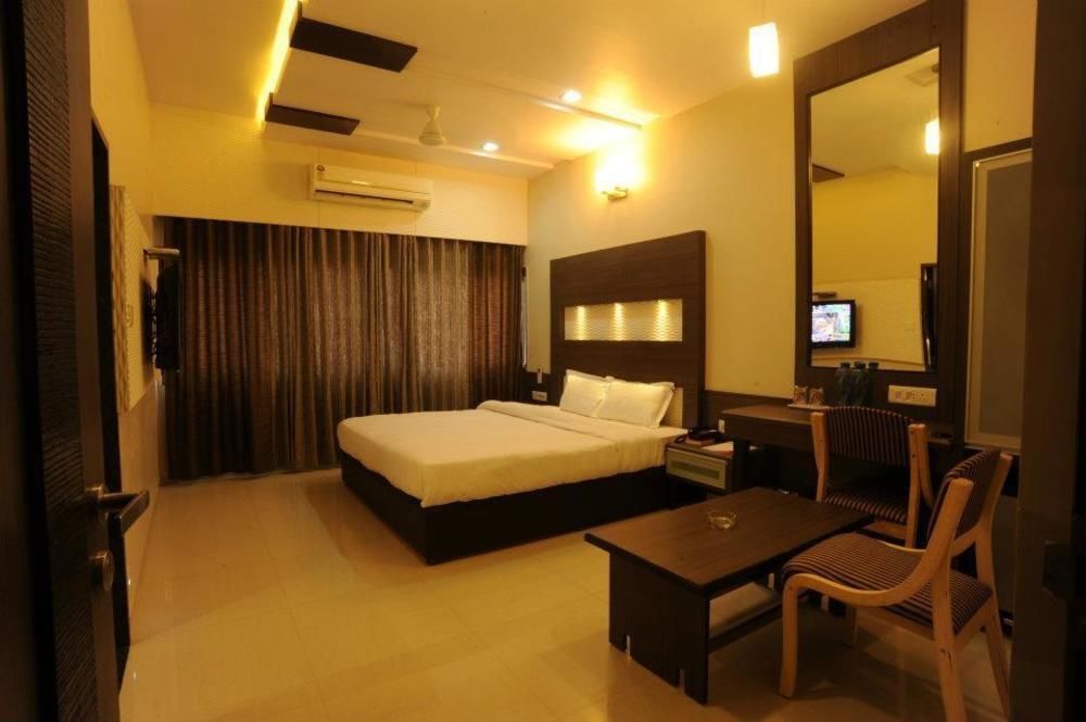 Clubhouse Hotel Raajpath Vadodara Dış mekan fotoğraf
