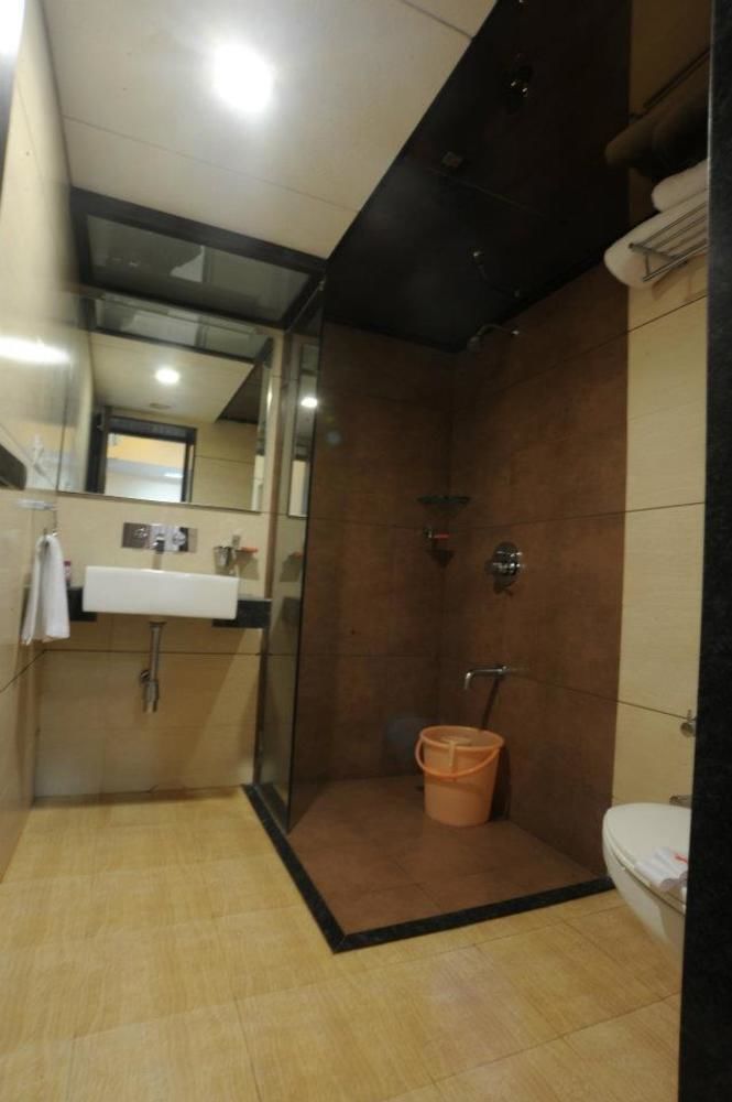Clubhouse Hotel Raajpath Vadodara Dış mekan fotoğraf
