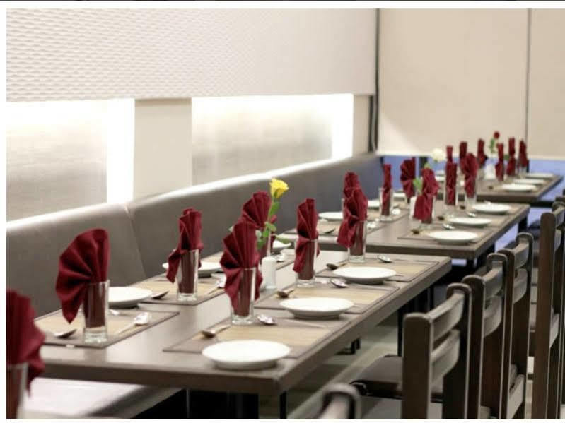 Clubhouse Hotel Raajpath Vadodara Dış mekan fotoğraf
