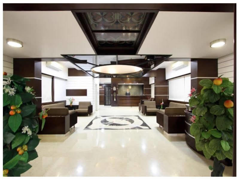 Clubhouse Hotel Raajpath Vadodara Dış mekan fotoğraf
